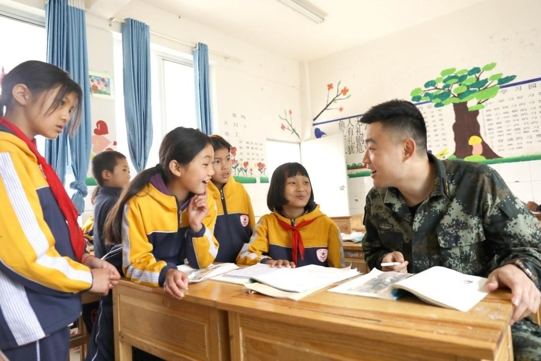 了不起的中国军人丨“90后”二十大代表杨泽楠：“兵哥说*党**史”永远在路上