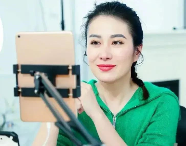 助理伺候明星捏脚,助理伺候明星跪下打伞