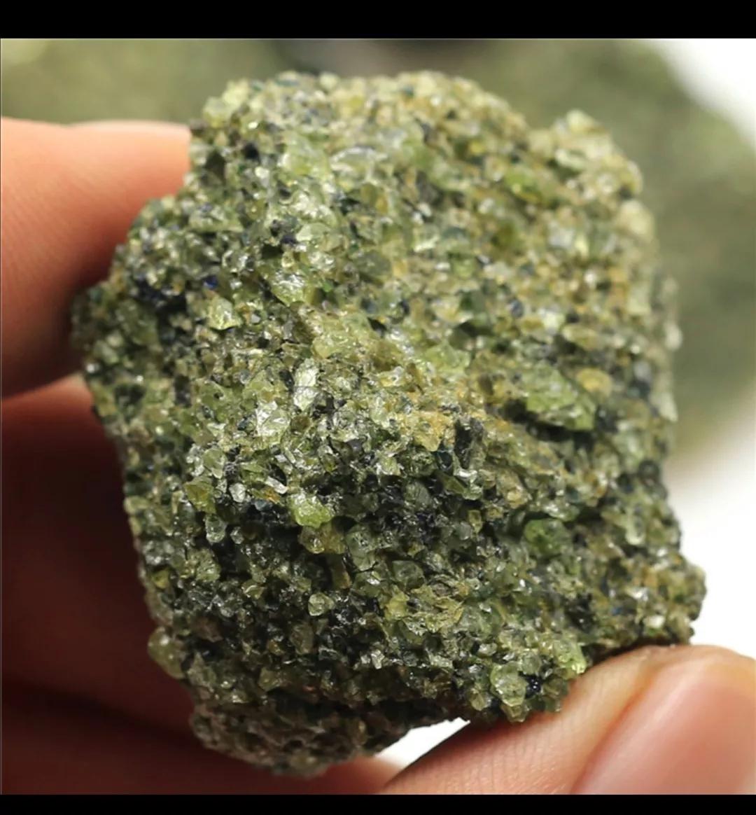 橄榄石的具体特征是什么,橄榄石最显著的特点是什么呢