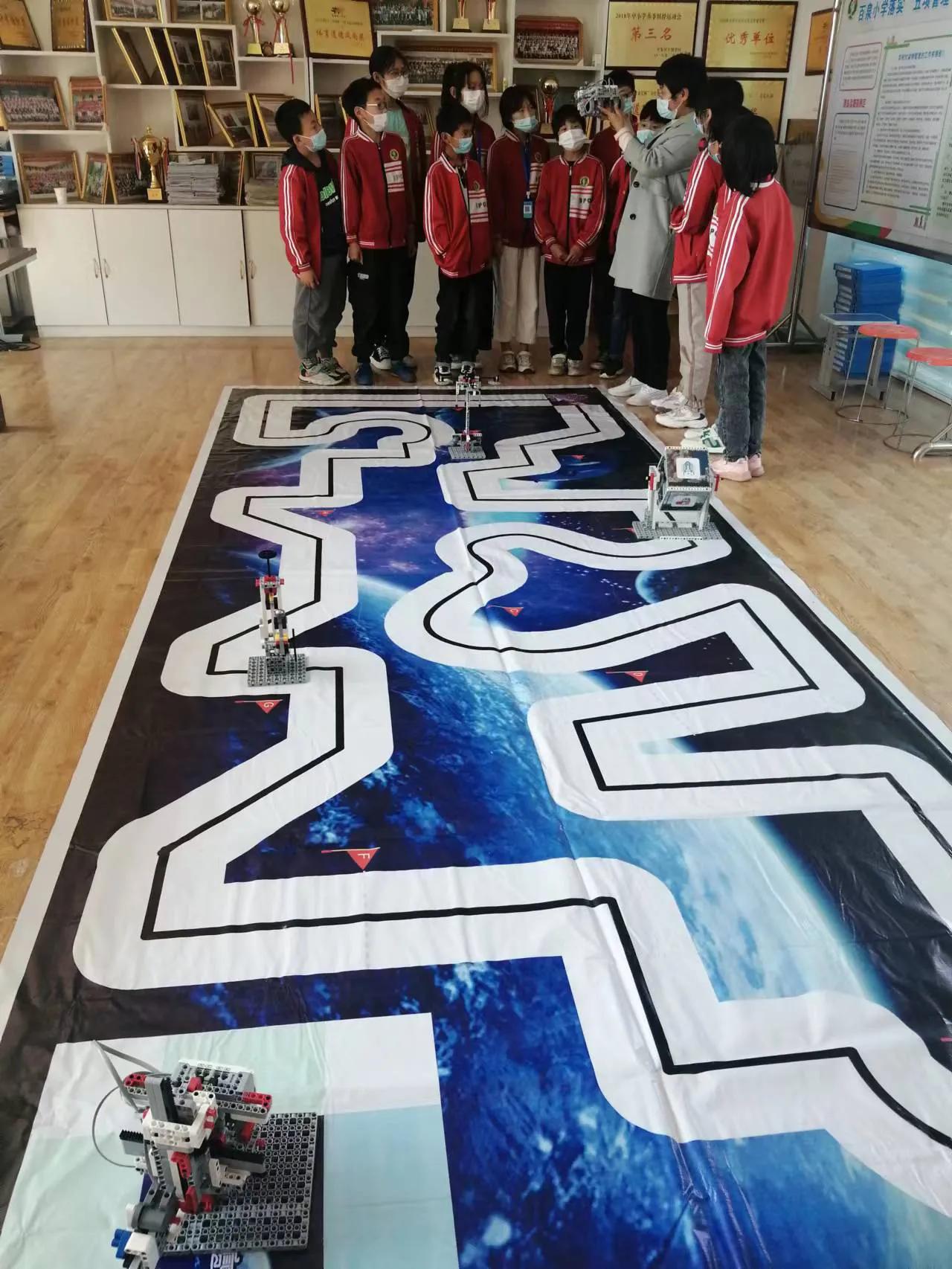 百泉小学课后服务“编程机器人”展特色