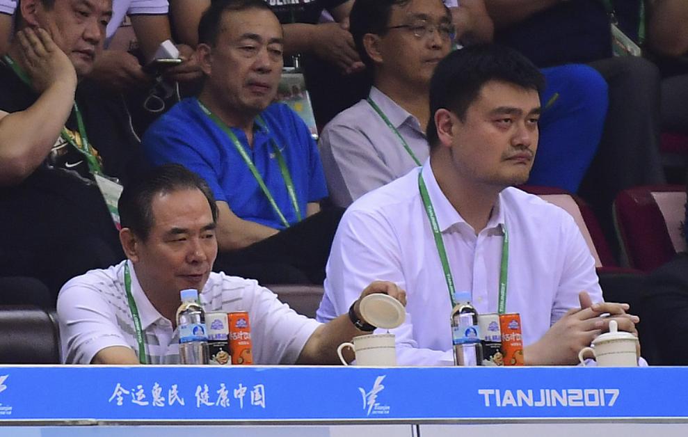 姚明现身云南！姚妈妈拄拐杖一头白发，姚沁蕾身高快1米9了