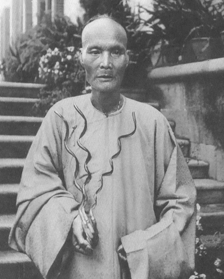 日军日记：*安妇慰**不服从管教，我很愤怒，用*刀刺**插入她的*体下**