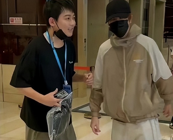 闯球场的球迷,球迷冲进球场拥抱梅西跑了多少米