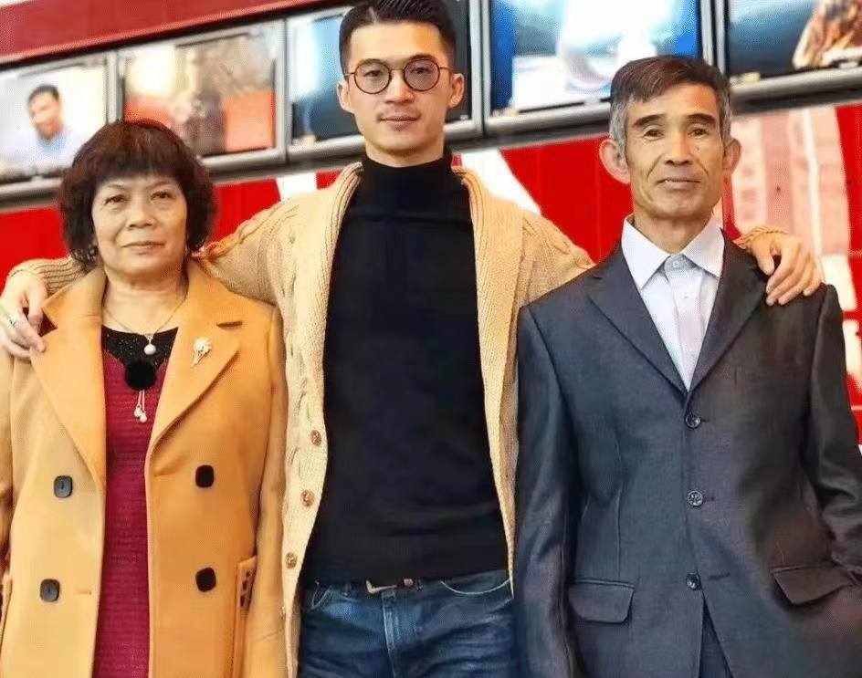 80后广东小伙，回村织毛衣，年入500万，一件毛衣卖8990元，凭啥