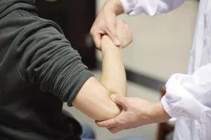 网球肘胳膊难受是怎么回事,胳膊肘疼痛无力小心患上网球肘