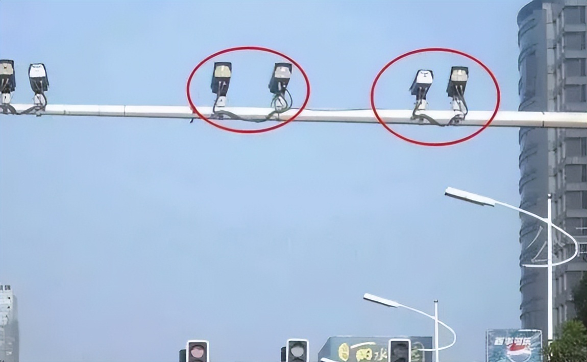 哪种情况电子眼会一排连续闪烁,抓拍电子眼闪两下是什么意思