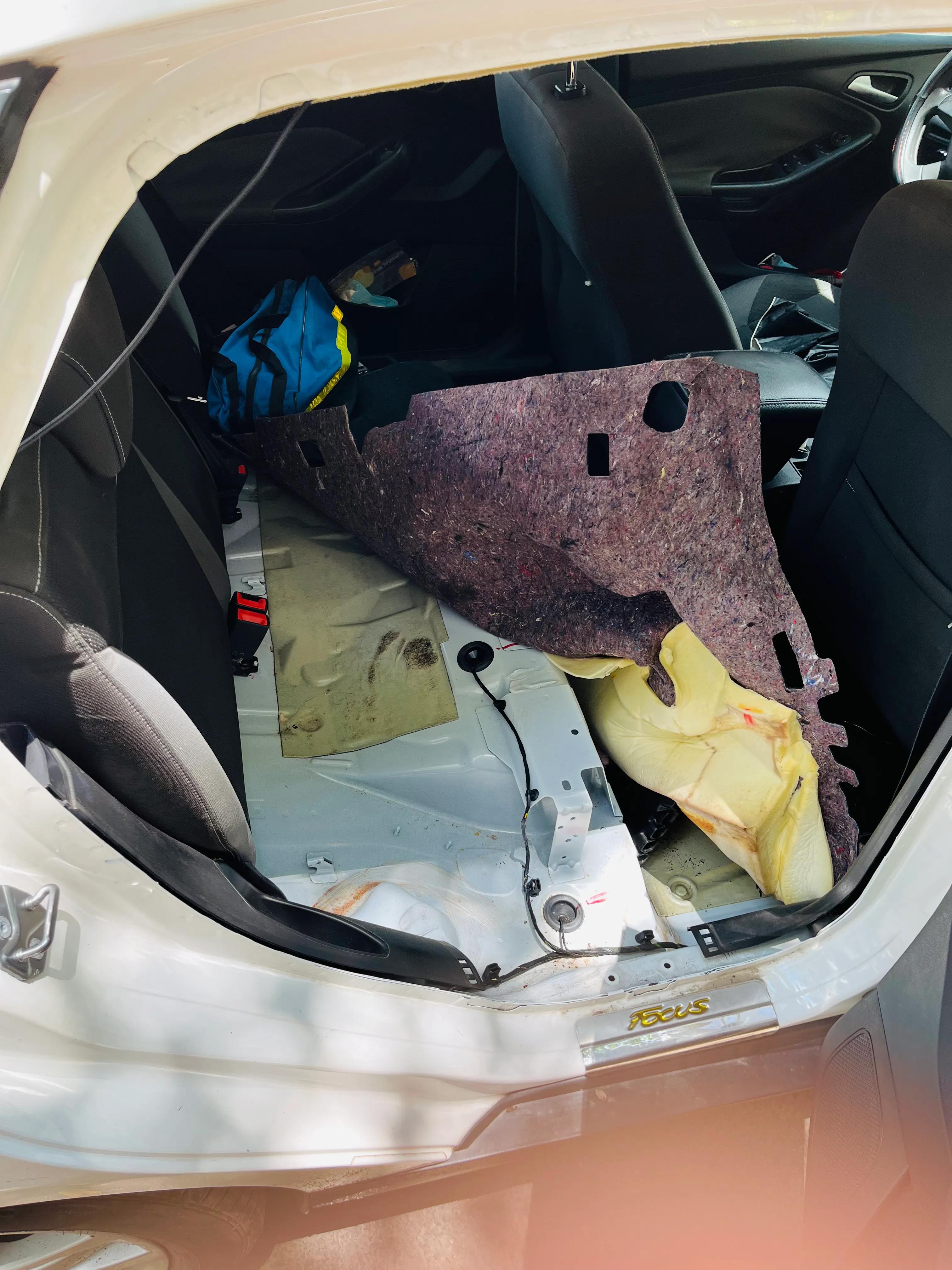 12款福克斯两厢后备箱左边漏水,12款新福克斯两厢款后备箱漏水