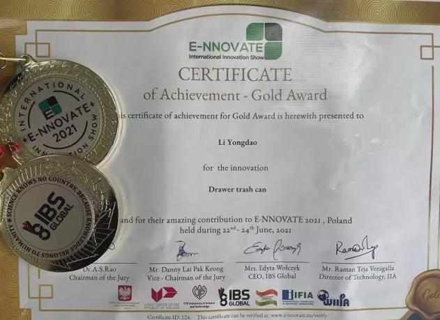 拿奖到手软的学生,拿奖状拿到手软