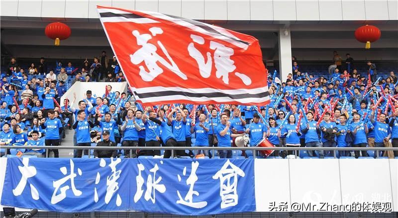 武汉三镇全取三分登顶第一，榜首同城德比武汉足球迎来最光辉时刻