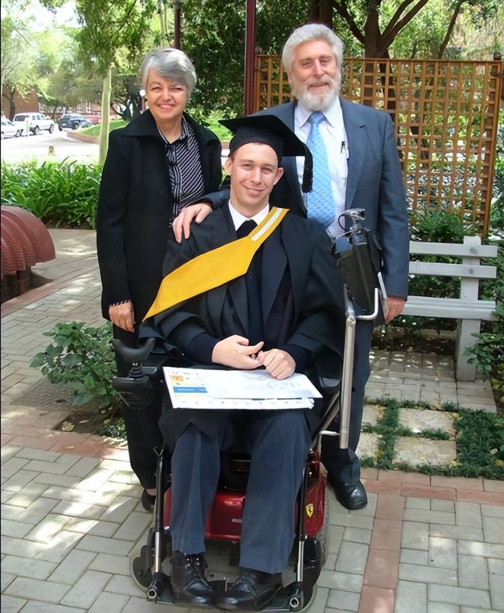 南非13岁男孩失语虐待儿童事件,南非男孩昏睡13年遭护工非人虐待