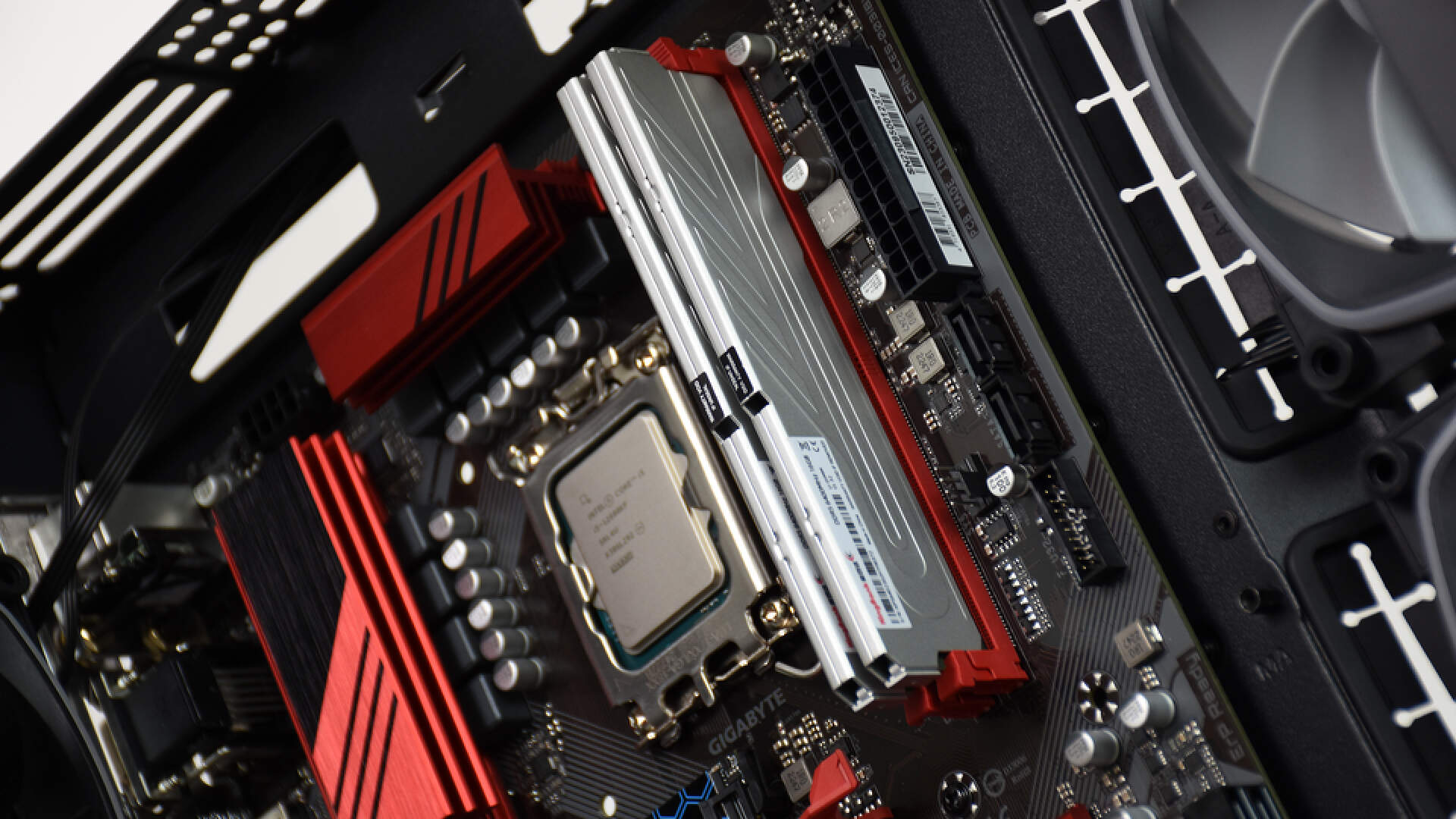 金百达银爵DDR56400内存：海力士原装A-die颗粒，终身质保无忧