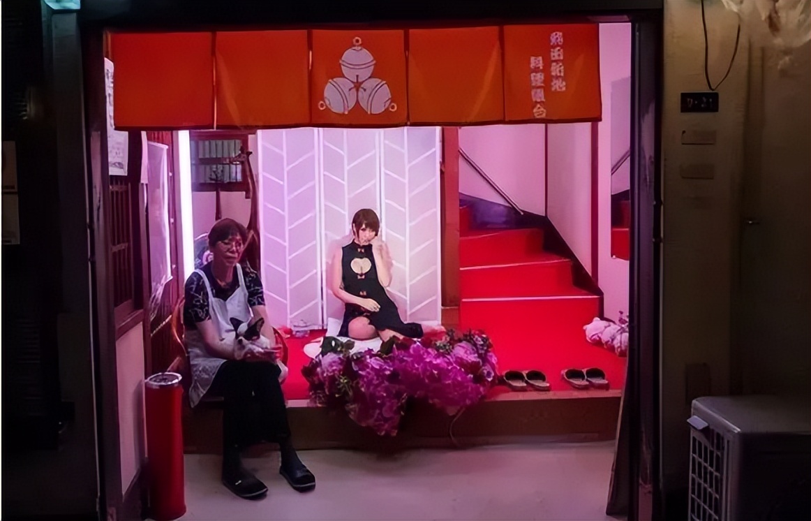 日本风俗业：全国从业女性超30万，年产3300亿？擦边球的灰色地带