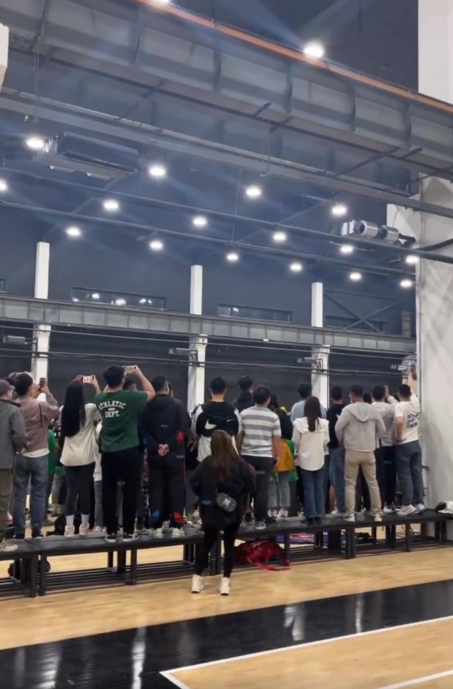 郭艾伦夺冠回沈阳机场穿的短裤,郭艾伦重回赛场观众欢呼声