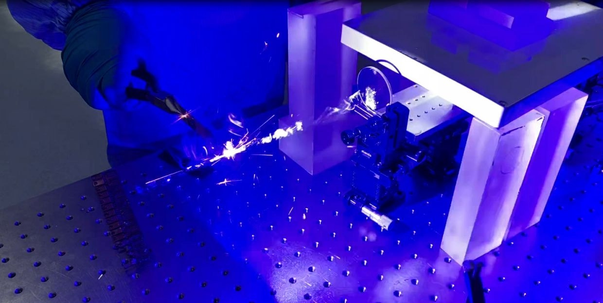 国产100千瓦工业激光,中国目前制造的激光器