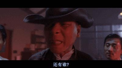 周星驰60岁仍玩海上冲浪，玩超高难度动作让年轻人自叹不如