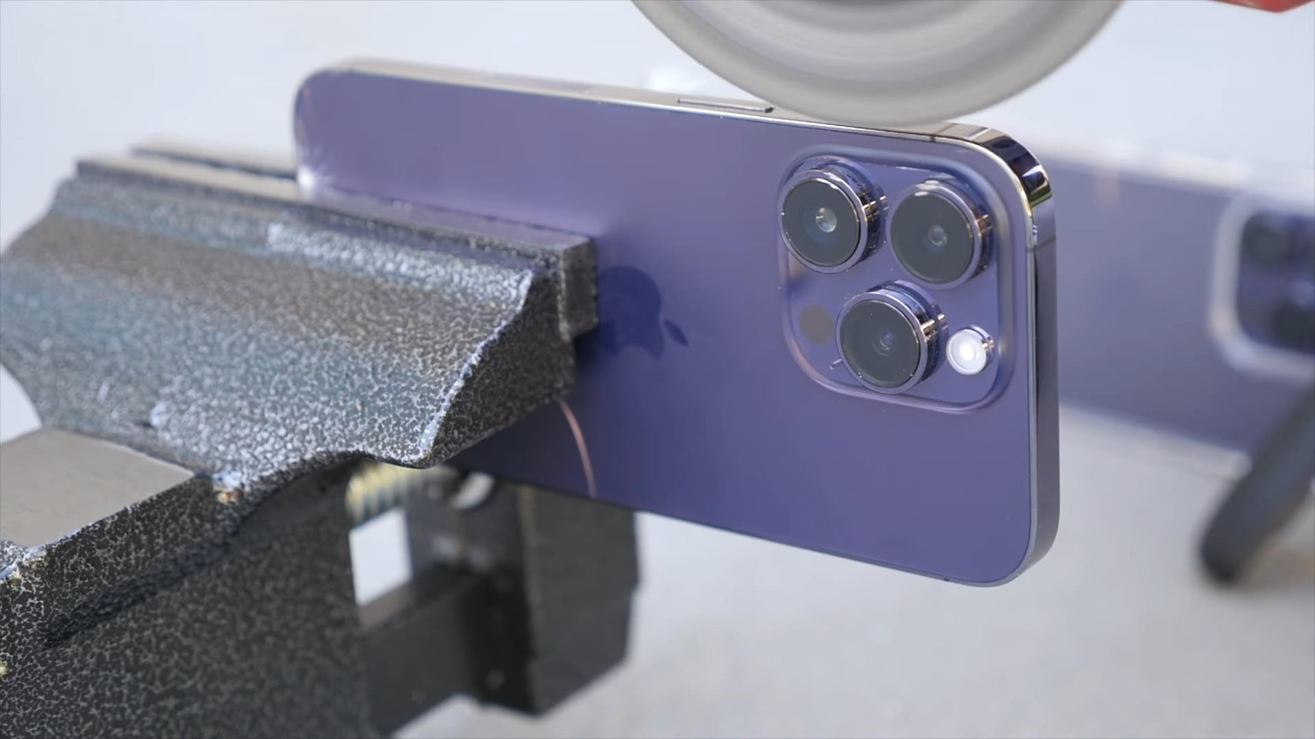 苹果14pro手机摄像头翻车普遍吗,iphone14pro摄像头玻璃有多强