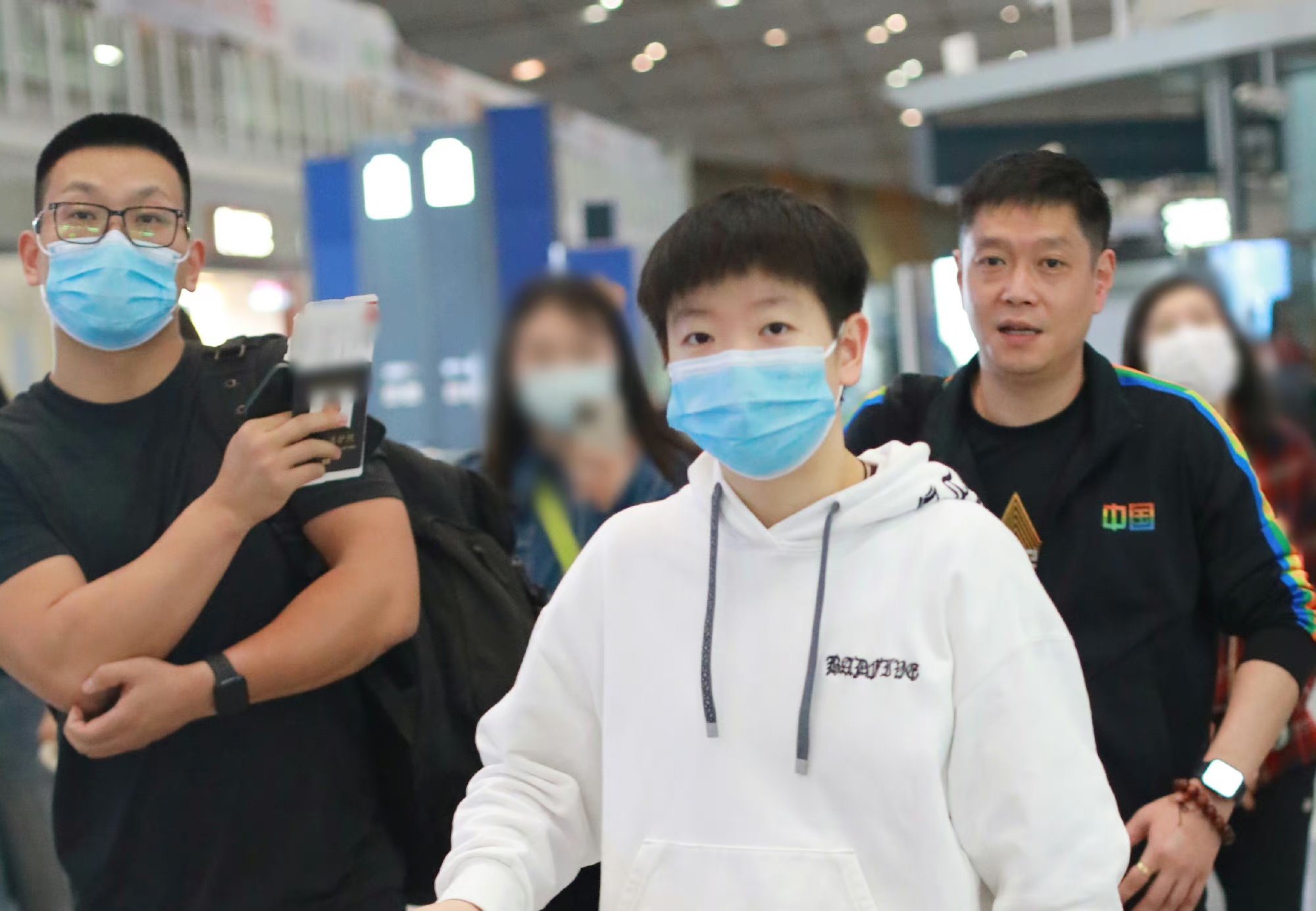 国乒孙颖莎打球王楚钦观看,国乒出征世乒赛孙颖莎图片