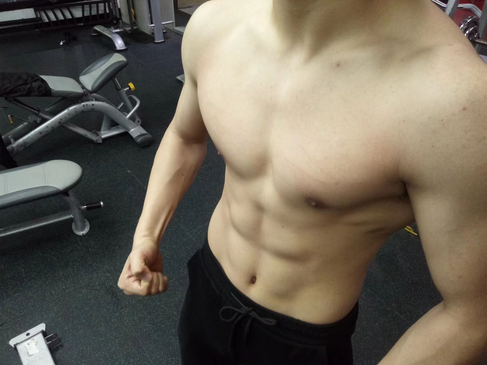 如何练出腹肌和马甲线有效方法,女生腹肌vs男生腹肌马甲线怎么练