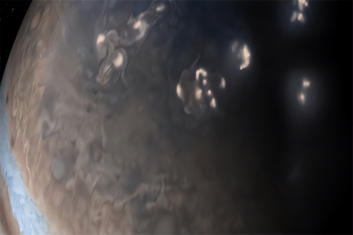 太阳系中最奇怪的20件事，天王星呈蓝绿色，窄到几乎无法看见