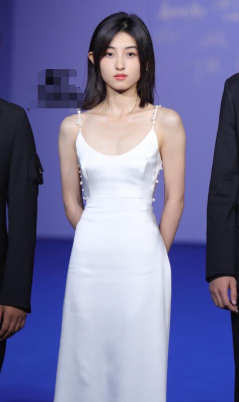 上海这一夜，内娱来了一大半，吴京谢霆锋拿大奖，冯小刚忙着交际