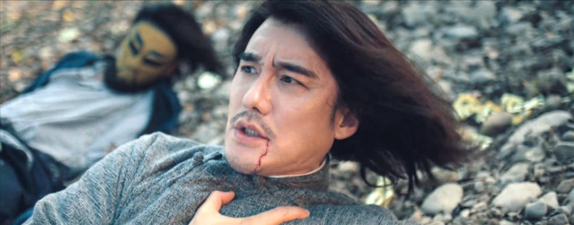 女配露大腿，反派成X战警，同样《华英雄》，胡兵比郑伊健差远了