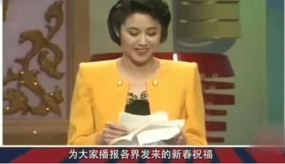 主持春晚13载，和董卿上演回忆杀，用4张白纸“骗”了观众30年