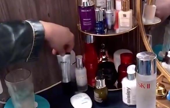 来儿子家养老,大妈想掌管小两口工资,儿子忍无可忍把她送回老家