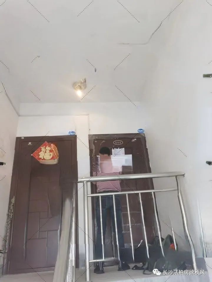 长沙法拍房锑都家园186平毛坯5房6楼97W，低于市场34W顶楼复式