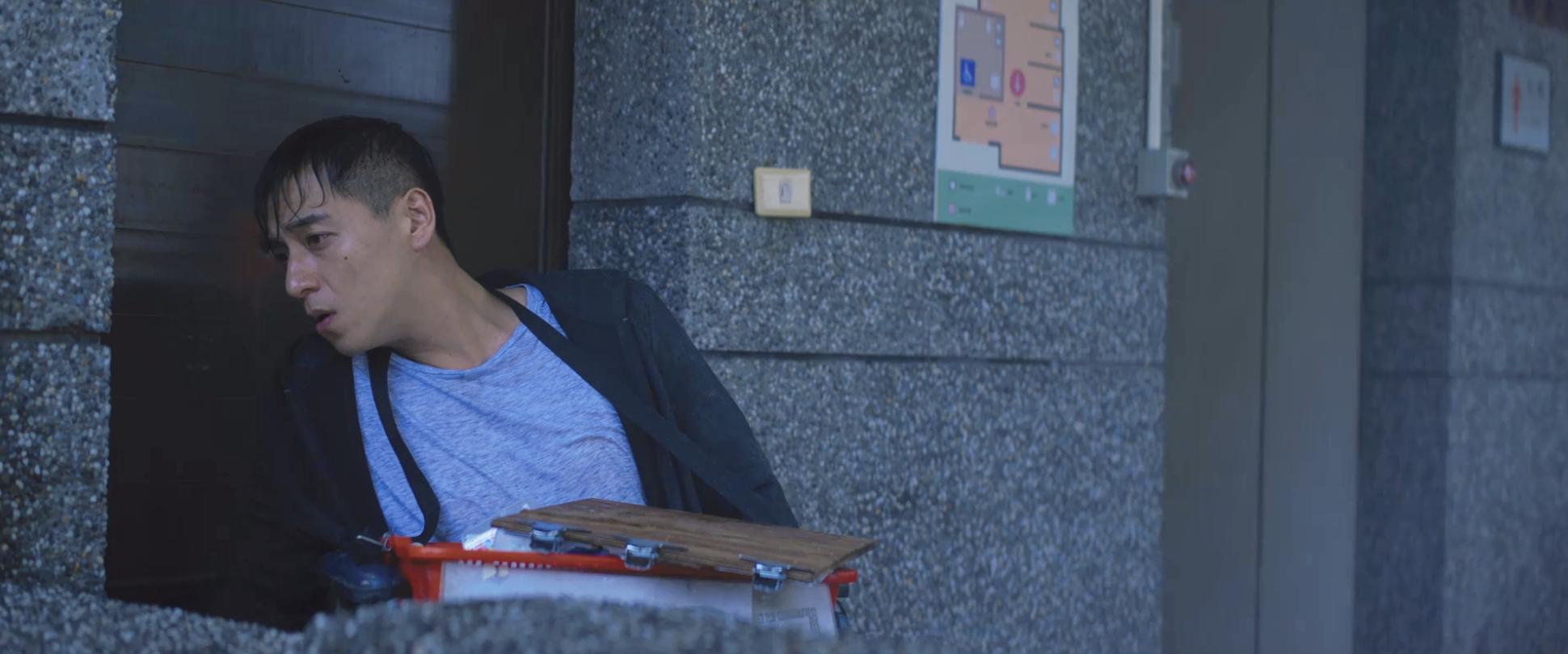 弑亲、卖肉、*拍偷**，尺度爆表，如此生猛的华语片，惊到我了