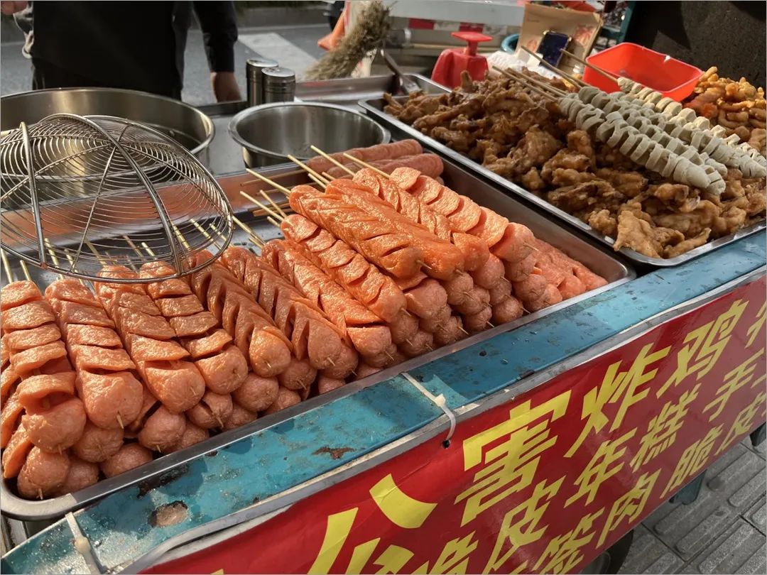 原来炸香肠都是这样做出来的,小摊上的炸香肠怎么做