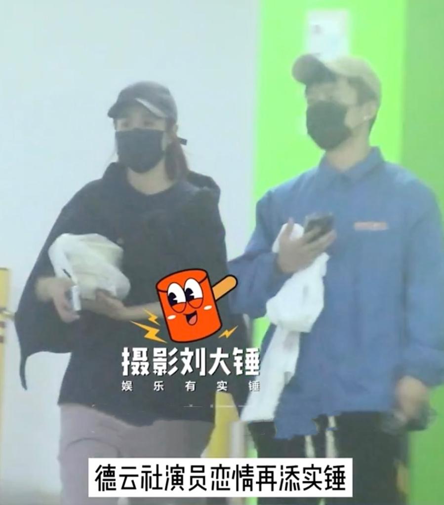 27岁德云社队长携女友逛街，坐在车内一同吞云吐雾，疑已同居试婚