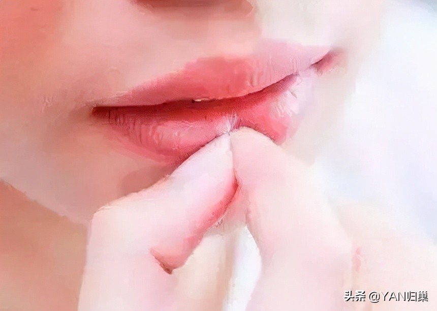 冬季嘴唇干裂用什么护唇膏,嘴唇总是干裂教你3个护唇的方法