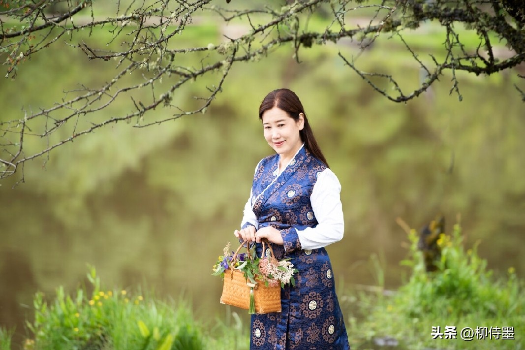 女士拍照的姿势和技巧,各种年龄段最爱的拍照姿势