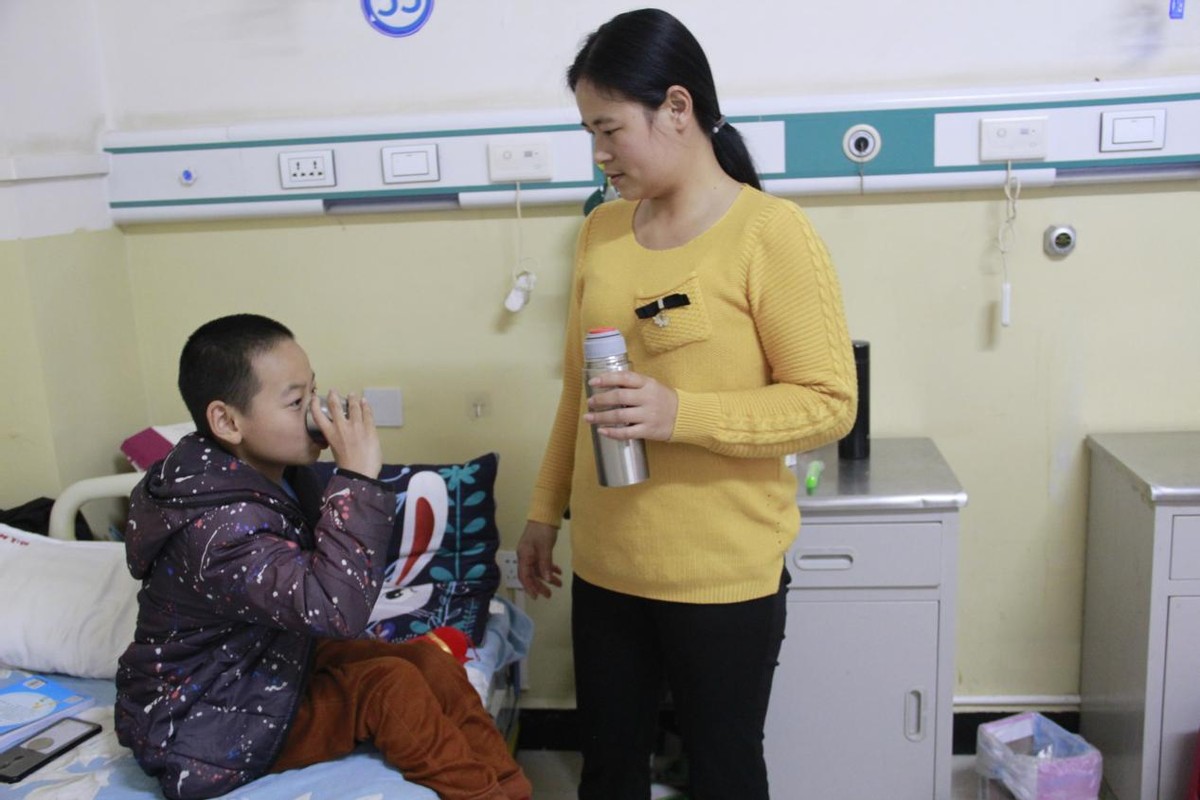 孕妇不小心压到肚子早产,孕妈因女儿起夜碰到肚子导致早产