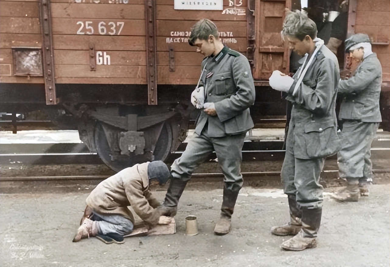 奥斯维辛集中营骨瘦如柴的犹太人,二战战争中给军人擦皮鞋老照片