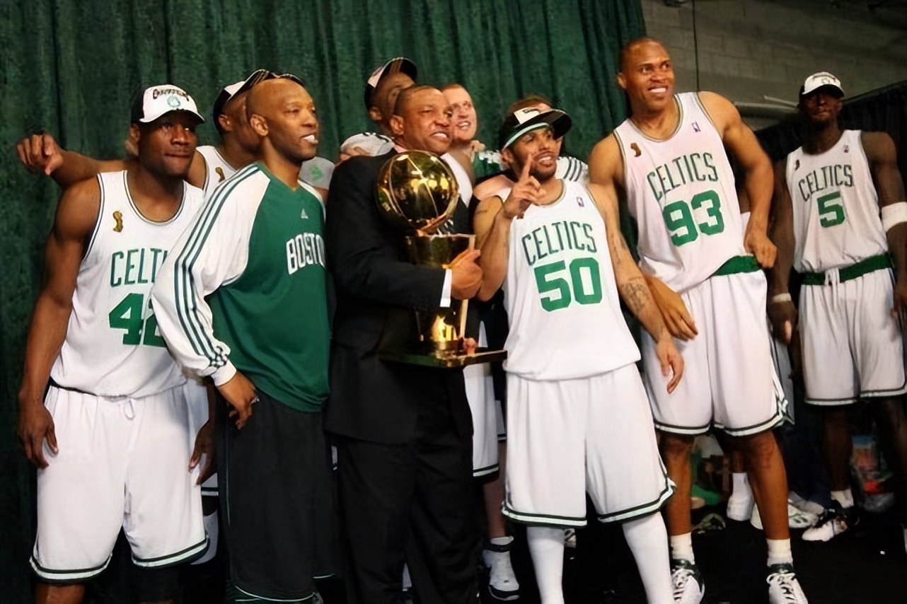 凯尔特人明星教练马祖拉,凯尔特人主教练马祖拉摔战术板