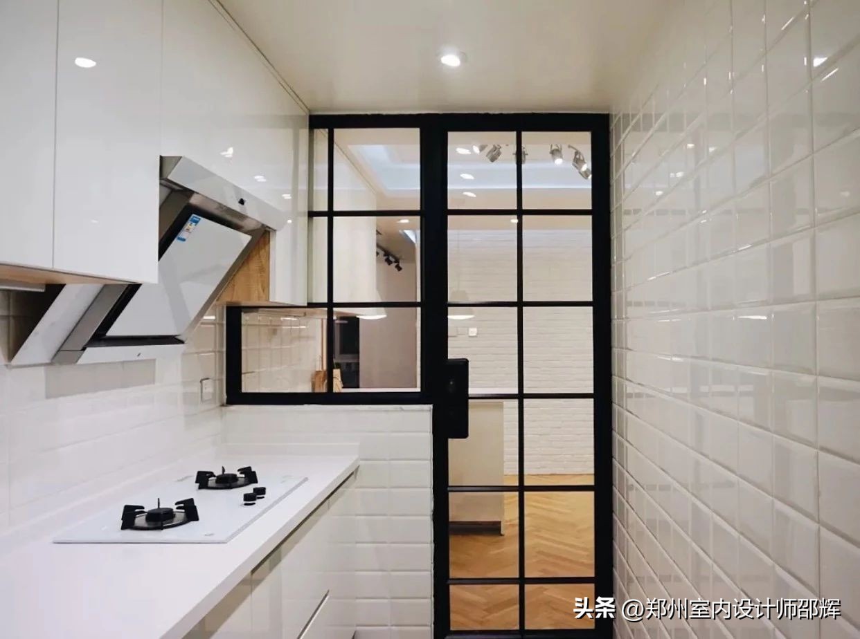 装修墙面黑印怎么处理,房间白墙重新刷怎么处理