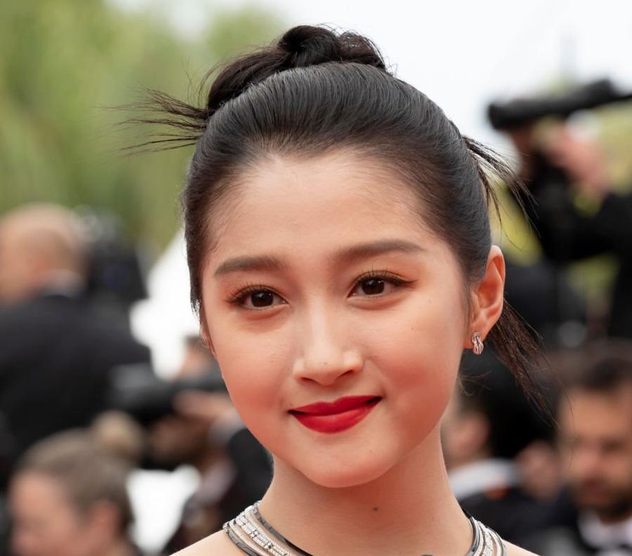 关晓彤最新照片女人味十足,关晓彤精修机场生图半身造型