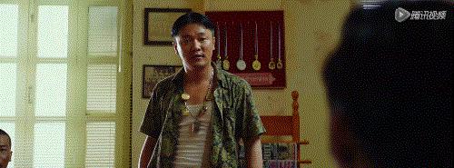 昔日爆红组合街头卖唱,曾经红极一时现在却卖唱的歌手