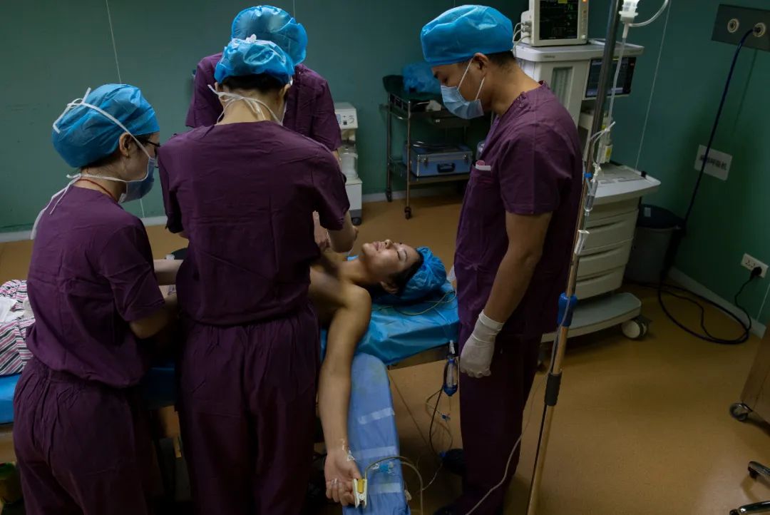 知名女演员想更具女人味接受隆胸手术，曾夺得拳击世界冠军