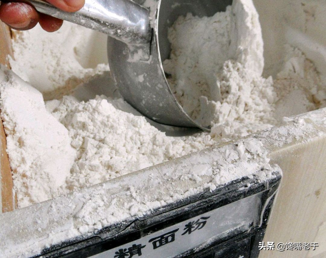 买面粉中筋和高筋哪个好,买面粉时怎样分别面粉好坏