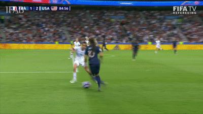 禁区内手球给黄牌还是红牌,禁区手球一定会罚点球吗