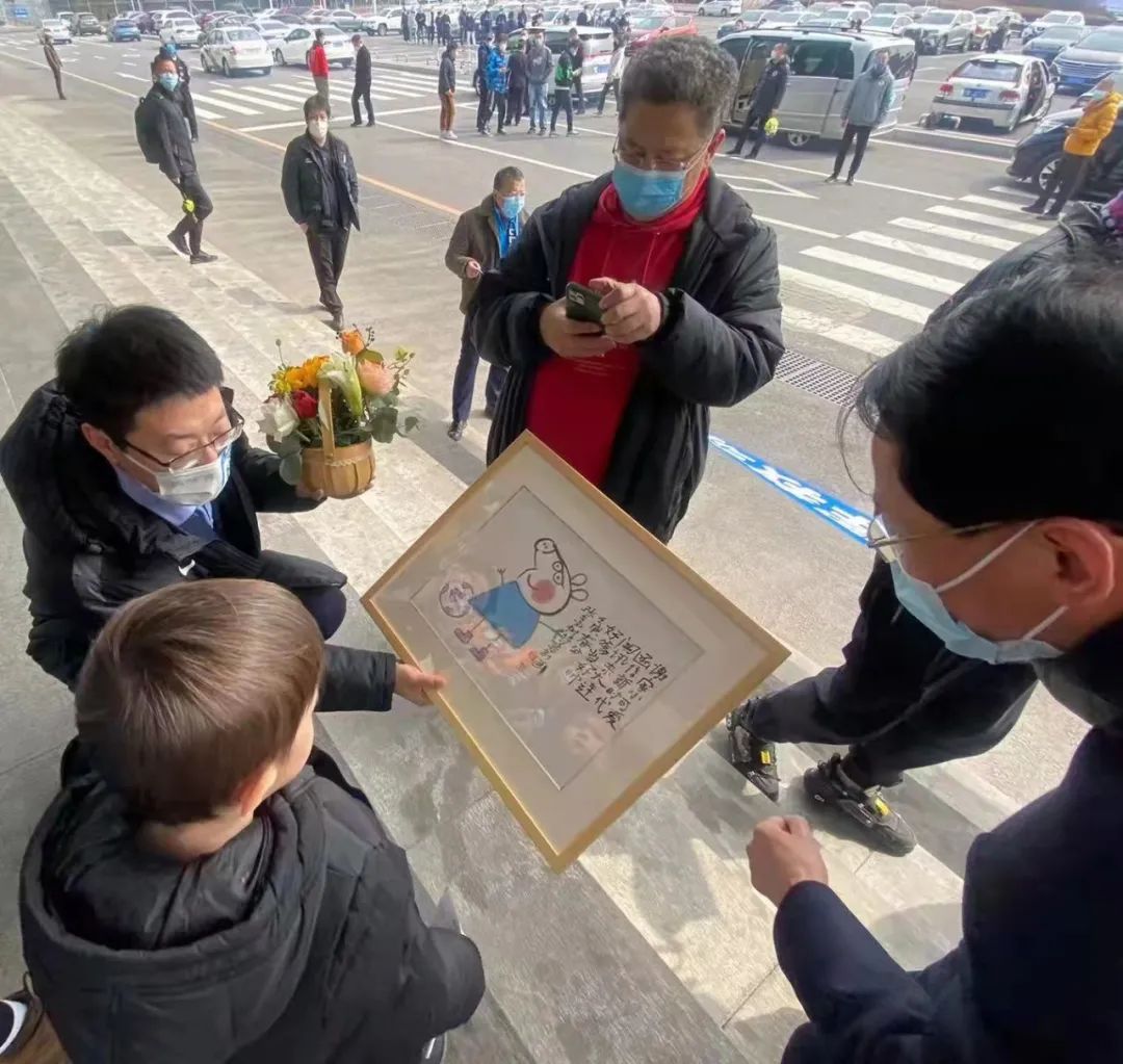 大连人谢晖横幅,大连人谢晖给球员鼓劲