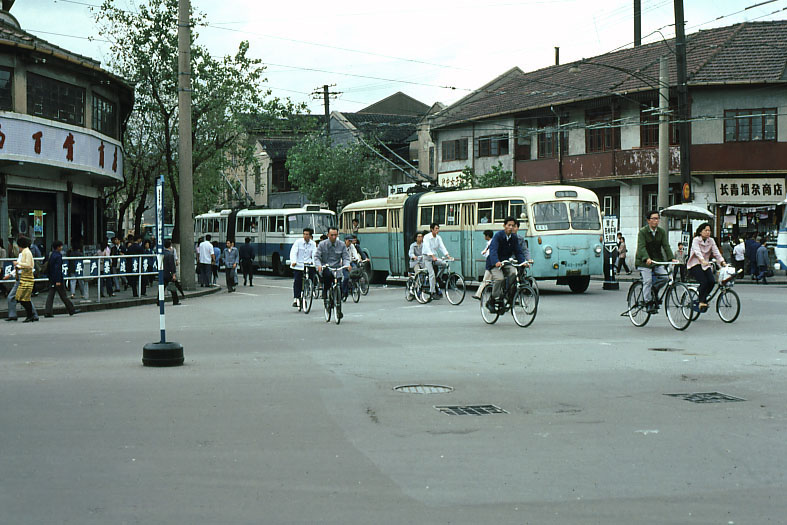 八十年代的上海老照片,踩在东海沿岸闪耀着无与伦比的繁荣骄傲