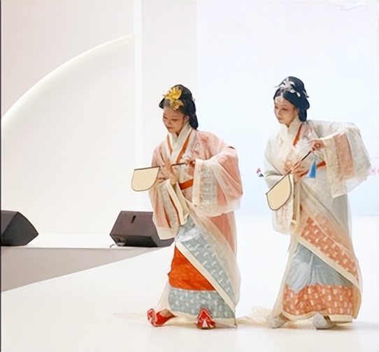 千金一笑的典故,千金一笑为红颜下一句