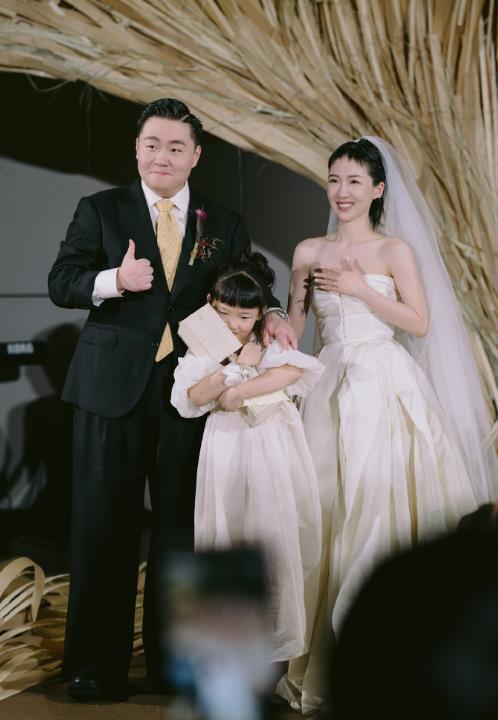 郝劭文携二婚妻子与父母团聚,郝劭文回应老婆二婚帮别人养孩子