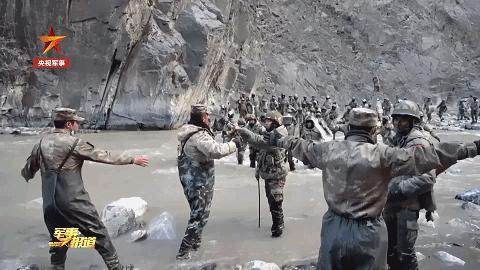 2021全年最感动人心的5张*拍偷**照,承包了朋友圈所有泪点