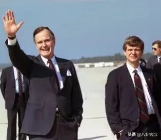 他打造了美国政治史最脏竞选,却被命运掐断了脖子