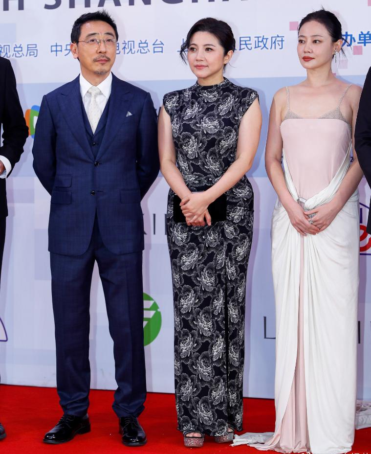 赵丽颖白玉兰奖黑色礼服照片,赵丽颖白玉兰奖造型图片