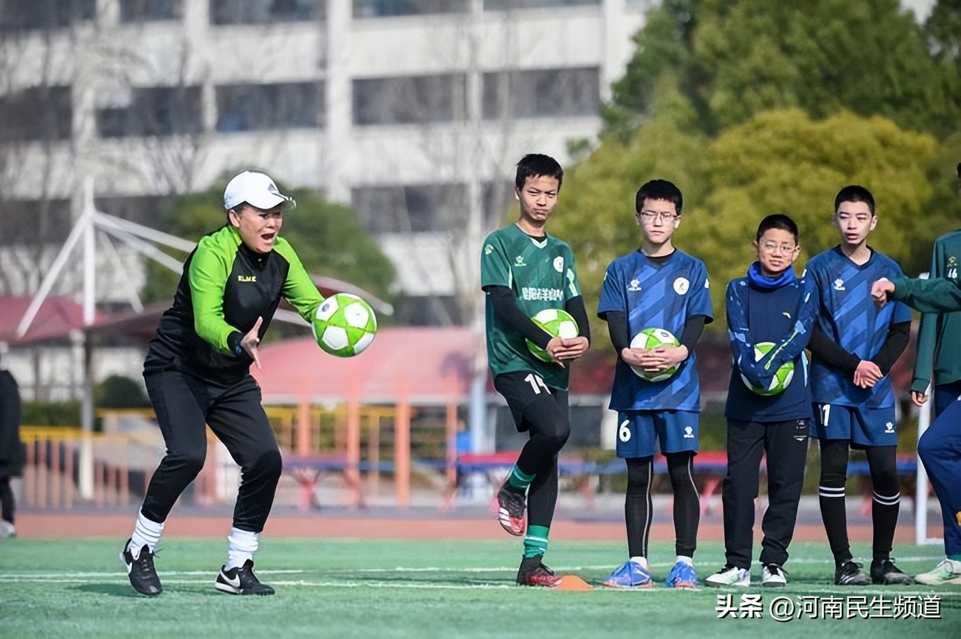 足球进校园完整版,足球入场校园